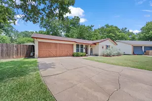311 Robin Ct, Burleson, TX 76028 - Photo 2