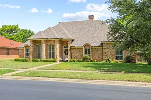 504 Evergreen Dr, Hurst, TX 76054 - Photo 2