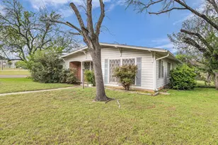 1525 Crow Dr, Waco, TX 76705 - Photo 2