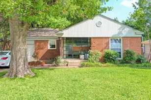 10026 Lake Gardens Dr, Dallas, TX 75218 - Photo 2