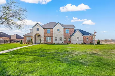828 Mallard Pointe Drive, Grand Prairie, TX 75104 - Photo 2