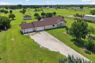 1958 Crockett St, Sanger, TX 76266 - Photo 4