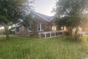 602 E Wise St, Bowie, TX 76230 - Photo 1