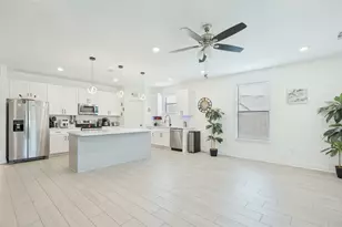 2404 Beverly Dr, Granbury, TX 76048 - Photo 2