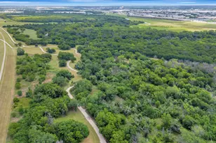 8704 StoneCrest Dr, Irving, TX 75063 - Photo 36