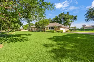 110 Cedar Dr, Oak Leaf, TX 75154 - Photo 2