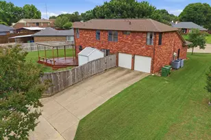 605 Buttercup Cir, Garland, TX 75040 - Photo 6