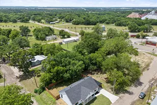 108 S Manson St, Wolfe City, TX 75496 - Photo 2