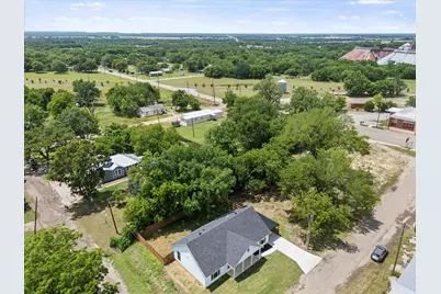 108 S Manson Street, Wolfe City, TX 75496 - Photo 2