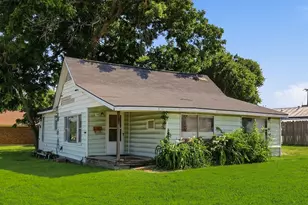 218 W Worth St, Grapevine, TX 76051 - Photo 1
