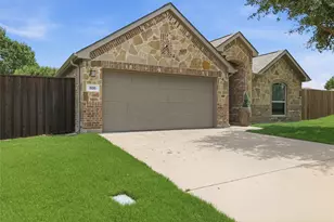 800 Silverthorne Dr, Burleson, TX 76028 - Photo 2