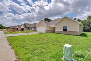 636 Crockett Dr, Cleburne, TX 76031 - Photo 2