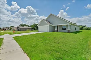 624 Crockett Dr, Cleburne, TX 76033 - Photo 2