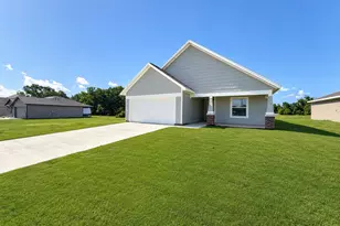 624 Crockett Dr, Cleburne, TX 76033 - Photo 1