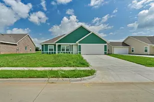617 Crockett Dr, Cleburne, TX 76033 - Photo 2