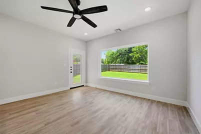 931 W Collins Street, Denison, TX 75020 - Photo 6
