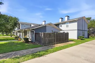 612 Ridgeline Dr, Hurst, TX 76053 - Photo 2
