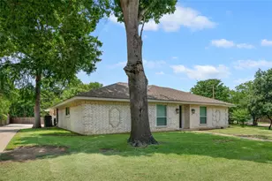 2005 Prince John Dr, Grand Prairie, TX 75050 - Photo 2