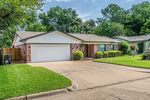 2211 Clover Park Dr, Arlington, TX 76013 - Photo 2