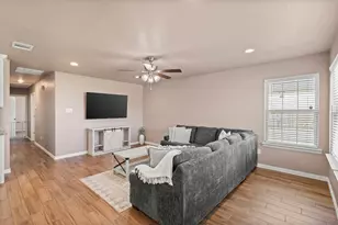 300 Lipscomb St, Cleburne, TX 76031 - Photo 4