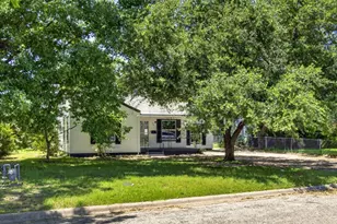 821 Gustav St, River Oaks, TX 76114 - Photo 2