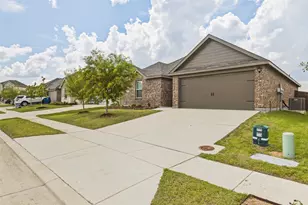 1210 Grand Vw Dr, Ennis, TX 75119 - Photo 2