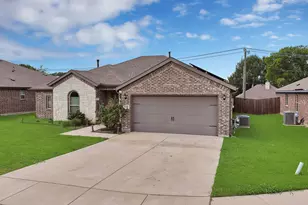 1338 Winding Hollow Dr, Grand Prairie, TX 75052 - Photo 4