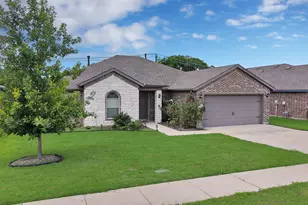 1338 Winding Hollow Dr, Grand Prairie, TX 75052 - Photo 2