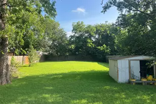 316 E White St, Pilot Point, TX 76258 - Photo 2