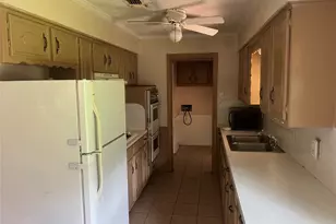 316 E White St, Pilot Point, TX 76258 - Photo 6