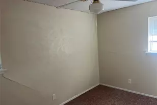 316 E White St, Pilot Point, TX 76258 - Photo 4