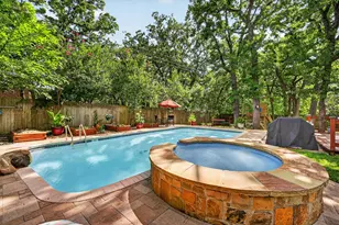 2214 Ravinia Dr, Arlington, TX 76012 - Photo 2