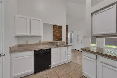 613 Canterbury Street, Euless, TX 76039 - Photo 6