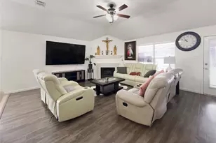 2823 Brookhurst Dr, Grand Prairie, TX 75052 - Photo 4