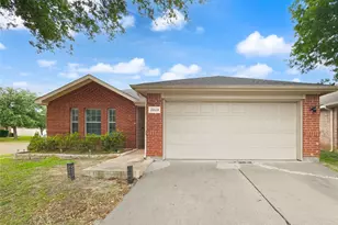 2823 Brookhurst Dr, Grand Prairie, TX 75052 - Photo 2