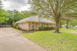 2907 Creekwood Dr, Grapevine, TX 76051 - Photo 2