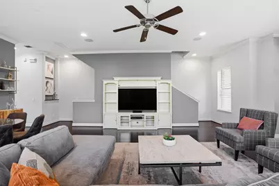 644 E Bluff Street, Fort Worth, TX 76102 - Photo 2