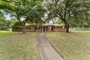 426 Brookhollow Cir, DeSoto, TX 75115 - Photo 2