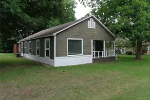 301 S 4th St, Grandview, TX 76050 - Photo 2