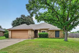 8209 Willow Glen Ct, Fort Worth, TX 76134 - Photo 2