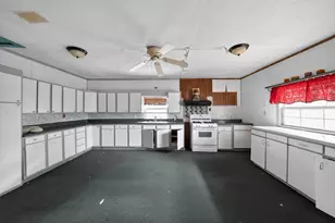 406 E Willingham St, Cleburne, TX 76031 - Photo 6