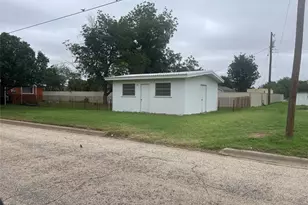 1140 W Forest St, Munday, TX 76371 - Photo 6