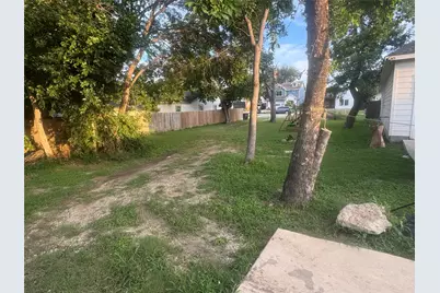 827 E Powell Avenue, Fort Worth, TX 76104 - Photo 2