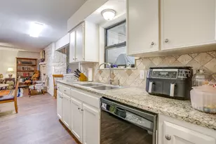 721 NW Wood St, Burleson, TX 76028 - Photo 14