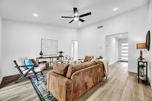 542 Damon Dr, Grand Prairie, TX 75052 - Photo 2