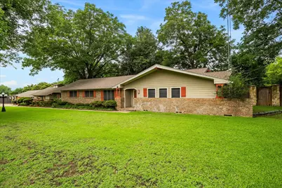 110 W Crockett Street, Wolfe City, TX 75496 - Photo 4