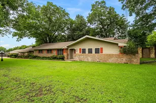 110 W Crockett St, Wolfe City, TX 75496 - Photo 4