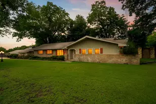 110 W Crockett St, Wolfe City, TX 75496 - Photo 32