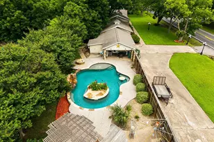 110 W Crockett St, Wolfe City, TX 75496 - Photo 2