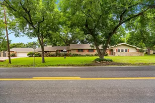 110 W Crockett St, Wolfe City, TX 75496 - Photo 2